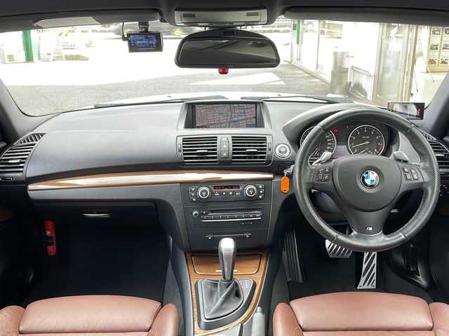 ＢＭＷ １３５ｉ クーペ 愛知県 2008(平20)年 9.8万km アルピンホワイトⅢ /禁煙//Mスポーツ//ターボ//純正HDDナビ/CD/DVD/AUX/AM/FM//茶革レザーシート//パワーシート//シートヒーター//パドルシフト//クルーズコントロール//ETC//ブラウンウッドパネル//社外19AW//ドライブレコーダー//HIDオートライト//オートワイパー//電動格納式ミラー//ステアリングスイッチ//自動防眩ミラー//レーダー探知機//社外フロアマット//ISOFIX//照明付きバニティミラー//取扱説明書/保証書/スペアキー有