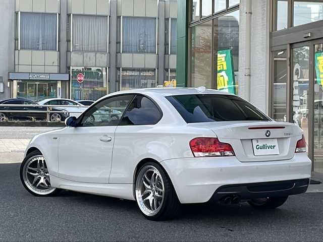 ＢＭＷ １３５ｉ クーペ 愛知県 2008(平20)年 9.8万km アルピンホワイトⅢ /禁煙//Mスポーツ//ターボ//純正HDDナビ/CD/DVD/AUX/AM/FM//茶革レザーシート//パワーシート//シートヒーター//パドルシフト//クルーズコントロール//ETC//ブラウンウッドパネル//社外19AW//ドライブレコーダー//HIDオートライト//オートワイパー//電動格納式ミラー//ステアリングスイッチ//自動防眩ミラー//レーダー探知機//社外フロアマット//ISOFIX//照明付きバニティミラー//取扱説明書/保証書/スペアキー有