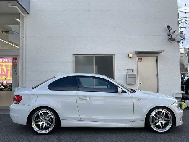 ＢＭＷ １３５ｉ クーペ 愛知県 2008(平20)年 9.8万km アルピンホワイトⅢ /禁煙//Mスポーツ//ターボ//純正HDDナビ/CD/DVD/AUX/AM/FM//茶革レザーシート//パワーシート//シートヒーター//パドルシフト//クルーズコントロール//ETC//ブラウンウッドパネル//社外19AW//ドライブレコーダー//HIDオートライト//オートワイパー//電動格納式ミラー//ステアリングスイッチ//自動防眩ミラー//レーダー探知機//社外フロアマット//ISOFIX//照明付きバニティミラー//取扱説明書/保証書/スペアキー有