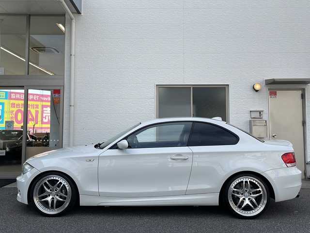 ＢＭＷ １３５ｉ クーペ 愛知県 2008(平20)年 9.8万km アルピンホワイトⅢ /禁煙//Mスポーツ//ターボ//純正HDDナビ/CD/DVD/AUX/AM/FM//茶革レザーシート//パワーシート//シートヒーター//パドルシフト//クルーズコントロール//ETC//ブラウンウッドパネル//社外19AW//ドライブレコーダー//HIDオートライト//オートワイパー//電動格納式ミラー//ステアリングスイッチ//自動防眩ミラー//レーダー探知機//社外フロアマット//ISOFIX//照明付きバニティミラー//取扱説明書/保証書/スペアキー有