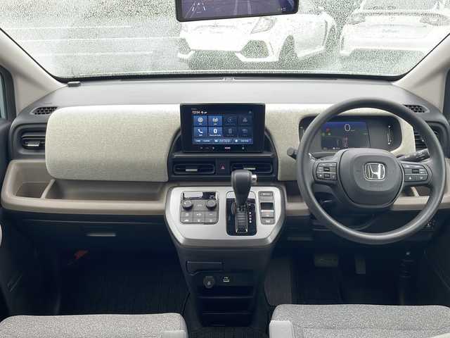 ホンダ フリード ハイブリット e:HEV AIR 三重県 2025(令7)年 1.5万km フィヨルドミストパール ホンダセンシング/・衝突軽減ブレーキ/・誤発進抑制機能/・後方誤発進抑制機能/・近距離衝突軽減ブレーキ/・歩行者事故低減ステアリング/・路外逸脱抑制機能/・渋滞追従機能付アダプティブクルーズコントロール/・車線維持支援システム/・トラフィックジャムアシスト/・先行車発進お知らせ機能/・標識認識機能/・オートハイビーム/・パーキングセンサーシステム/1オーナー/純正ディスプレイオーディオ/【Bluetooth/USB/ipod/スマホ連携】/バックカメラ/ETC/前後ドライブレコーダー/両側パワースライドドア/オートライト/フルLEDヘッドランプ/185/65R15インチ社外AW/【純正ホイール積込】/プッシュスタート/スマートキー/スペアキー/純正フロアマット