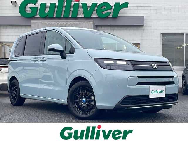 ホンダ フリード ハイブリット e:HEV AIR 三重県 2025(令7)年 1.5万km フィヨルドミストパール ホンダセンシング/・衝突軽減ブレーキ/・誤発進抑制機能/・後方誤発進抑制機能/・近距離衝突軽減ブレーキ/・歩行者事故低減ステアリング/・路外逸脱抑制機能/・渋滞追従機能付アダプティブクルーズコントロール/・車線維持支援システム/・トラフィックジャムアシスト/・先行車発進お知らせ機能/・標識認識機能/・オートハイビーム/・パーキングセンサーシステム/1オーナー/純正ディスプレイオーディオ/【Bluetooth/USB/ipod/スマホ連携】/バックカメラ/ETC/前後ドライブレコーダー/両側パワースライドドア/オートライト/フルLEDヘッドランプ/185/65R15インチ社外AW/【純正ホイール積込】/プッシュスタート/スマートキー/スペアキー/純正フロアマット