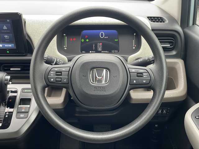 ホンダ フリード ハイブリット e:HEV AIR 三重県 2025(令7)年 1.5万km フィヨルドミストパール ホンダセンシング/・衝突軽減ブレーキ/・誤発進抑制機能/・後方誤発進抑制機能/・近距離衝突軽減ブレーキ/・歩行者事故低減ステアリング/・路外逸脱抑制機能/・渋滞追従機能付アダプティブクルーズコントロール/・車線維持支援システム/・トラフィックジャムアシスト/・先行車発進お知らせ機能/・標識認識機能/・オートハイビーム/・パーキングセンサーシステム/1オーナー/純正ディスプレイオーディオ/【Bluetooth/USB/ipod/スマホ連携】/バックカメラ/ETC/前後ドライブレコーダー/両側パワースライドドア/オートライト/フルLEDヘッドランプ/185/65R15インチ社外AW/【純正ホイール積込】/プッシュスタート/スマートキー/スペアキー/純正フロアマット