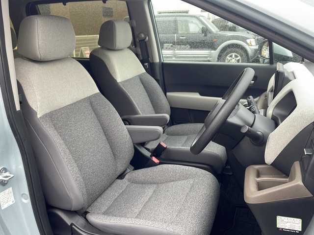 ホンダ フリード ハイブリット e:HEV AIR 三重県 2025(令7)年 1.5万km フィヨルドミストパール ホンダセンシング/・衝突軽減ブレーキ/・誤発進抑制機能/・後方誤発進抑制機能/・近距離衝突軽減ブレーキ/・歩行者事故低減ステアリング/・路外逸脱抑制機能/・渋滞追従機能付アダプティブクルーズコントロール/・車線維持支援システム/・トラフィックジャムアシスト/・先行車発進お知らせ機能/・標識認識機能/・オートハイビーム/・パーキングセンサーシステム/1オーナー/純正ディスプレイオーディオ/【Bluetooth/USB/ipod/スマホ連携】/バックカメラ/ETC/前後ドライブレコーダー/両側パワースライドドア/オートライト/フルLEDヘッドランプ/185/65R15インチ社外AW/【純正ホイール積込】/プッシュスタート/スマートキー/スペアキー/純正フロアマット