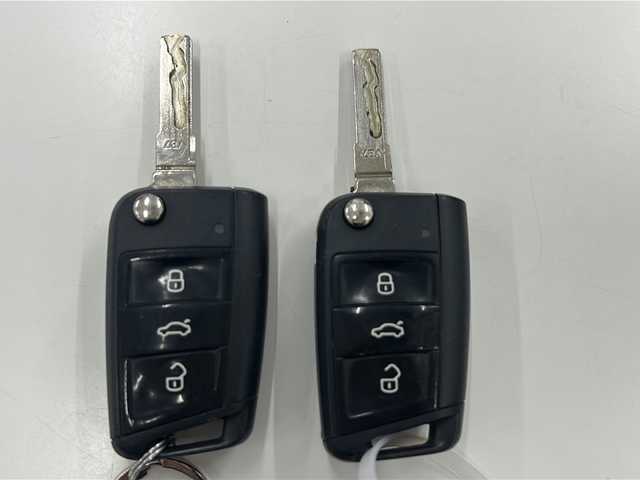 フォルクスワーゲン ゴルフ TSI コンフォートライン BM 富山県 2013(平25)年 5.7万km 黒 HDD純正ナビ/Bluetooth/CD/AUX/ワンセグTV/ETC/横滑り防止装置/レーンキープアシスト/バックカメラ/純正16インチアルミホイール/ドライブレコーダー/純正フロアマット/スペアキー/オートライト/取扱説明書