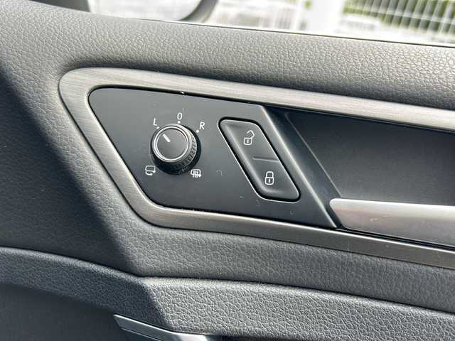 フォルクスワーゲン ゴルフ TSI コンフォートライン BM 富山県 2013(平25)年 5.7万km 黒 HDD純正ナビ/Bluetooth/CD/AUX/ワンセグTV/ETC/横滑り防止装置/レーンキープアシスト/バックカメラ/純正16インチアルミホイール/ドライブレコーダー/純正フロアマット/スペアキー/オートライト/取扱説明書
