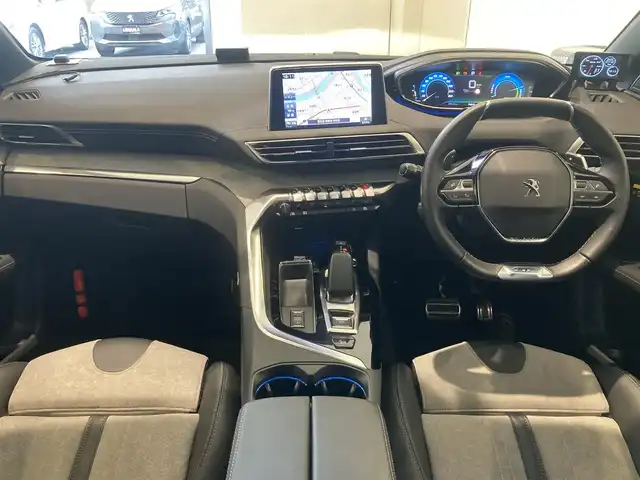 プジョー ３００８ GT ハイブリッド4 熊本県 2022(令4)年 4万km グレーⅡ ・スマートキー/・プッシュスタート/・パノラマサンルーフ/・アクティブセーフティブレーキ/・トラフィックサインインフォメーション/・疲労検知/・アダプティブライト/・インテリジェントハイビーム/・パーキングセンサー/・パーキングアシスト/・ブラインドスポットモニター/・ハーフレザーシート /・D席パワーシート/・前席シートヒーター /・純正メモリナビ/　【Bluetooth・USB・AppleCarPlay・AndroidAuto】/・フルセグTV/・全方位カメラ/・左サイドカメラ/・ETC/・ドライブレコーダー(前後録画)/・パワーバックドア/・LEDヘッドランプ/・純正マット/・パワーバックドア