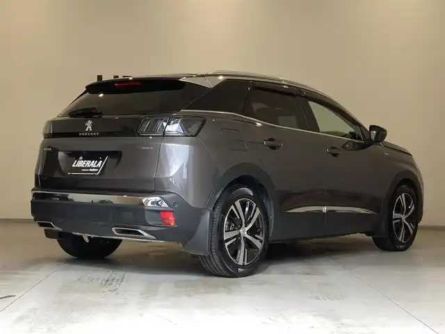 プジョー ３００８ GT ハイブリッド4 熊本県 2022(令4)年 4万km グレーⅡ ・スマートキー/・プッシュスタート/・パノラマサンルーフ/・アクティブセーフティブレーキ/・トラフィックサインインフォメーション/・疲労検知/・アダプティブライト/・インテリジェントハイビーム/・パーキングセンサー/・パーキングアシスト/・ブラインドスポットモニター/・ハーフレザーシート /・D席パワーシート/・前席シートヒーター /・純正メモリナビ/　【Bluetooth・USB・AppleCarPlay・AndroidAuto】/・フルセグTV/・全方位カメラ/・左サイドカメラ/・ETC/・ドライブレコーダー(前後録画)/・パワーバックドア/・LEDヘッドランプ/・純正マット/・パワーバックドア