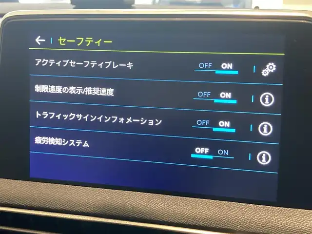 プジョー ３００８ GT ハイブリッド4 熊本県 2022(令4)年 4万km グレーⅡ ・スマートキー/・プッシュスタート/・パノラマサンルーフ/・アクティブセーフティブレーキ/・トラフィックサインインフォメーション/・疲労検知/・アダプティブライト/・インテリジェントハイビーム/・パーキングセンサー/・パーキングアシスト/・ブラインドスポットモニター/・ハーフレザーシート /・D席パワーシート/・前席シートヒーター /・純正メモリナビ/　【Bluetooth・USB・AppleCarPlay・AndroidAuto】/・フルセグTV/・全方位カメラ/・左サイドカメラ/・ETC/・ドライブレコーダー(前後録画)/・パワーバックドア/・LEDヘッドランプ/・純正マット/・パワーバックドア
