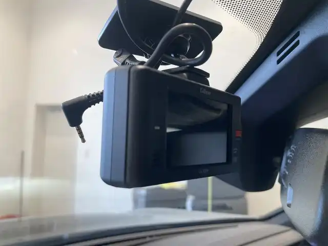 プジョー ３００８ GT ハイブリッド4 熊本県 2022(令4)年 4万km グレーⅡ ・スマートキー/・プッシュスタート/・パノラマサンルーフ/・アクティブセーフティブレーキ/・トラフィックサインインフォメーション/・疲労検知/・アダプティブライト/・インテリジェントハイビーム/・パーキングセンサー/・パーキングアシスト/・ブラインドスポットモニター/・ハーフレザーシート /・D席パワーシート/・前席シートヒーター /・純正メモリナビ/　【Bluetooth・USB・AppleCarPlay・AndroidAuto】/・フルセグTV/・全方位カメラ/・左サイドカメラ/・ETC/・ドライブレコーダー(前後録画)/・パワーバックドア/・LEDヘッドランプ/・純正マット/・パワーバックドア