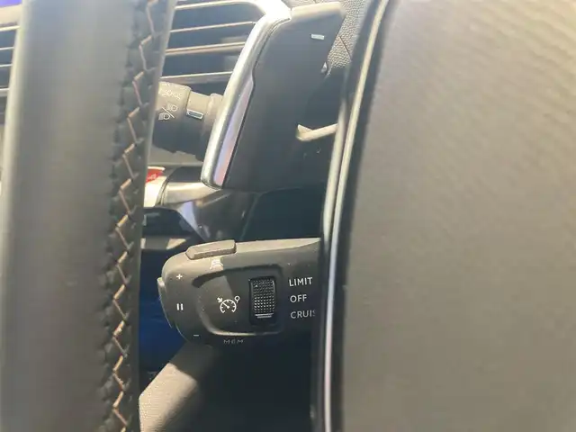 プジョー ３００８ GT ハイブリッド4 熊本県 2022(令4)年 4万km グレーⅡ ・スマートキー/・プッシュスタート/・パノラマサンルーフ/・アクティブセーフティブレーキ/・トラフィックサインインフォメーション/・疲労検知/・アダプティブライト/・インテリジェントハイビーム/・パーキングセンサー/・パーキングアシスト/・ブラインドスポットモニター/・ハーフレザーシート /・D席パワーシート/・前席シートヒーター /・純正メモリナビ/　【Bluetooth・USB・AppleCarPlay・AndroidAuto】/・フルセグTV/・全方位カメラ/・左サイドカメラ/・ETC/・ドライブレコーダー(前後録画)/・パワーバックドア/・LEDヘッドランプ/・純正マット/・パワーバックドア