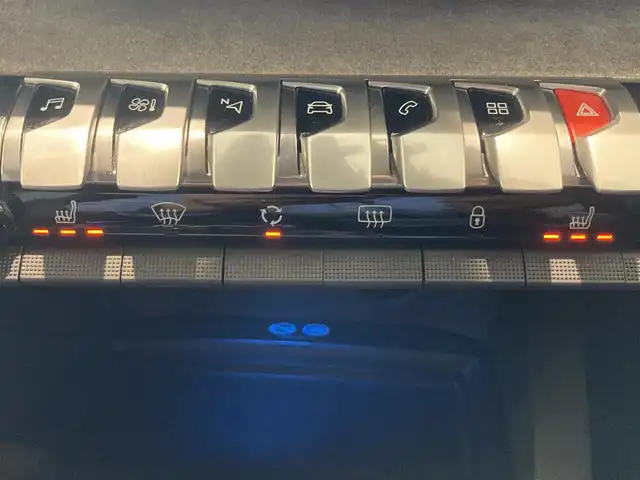 プジョー ３００８ GT ハイブリッド4 熊本県 2022(令4)年 4万km グレーⅡ ・スマートキー/・プッシュスタート/・パノラマサンルーフ/・アクティブセーフティブレーキ/・トラフィックサインインフォメーション/・疲労検知/・アダプティブライト/・インテリジェントハイビーム/・パーキングセンサー/・パーキングアシスト/・ブラインドスポットモニター/・ハーフレザーシート /・D席パワーシート/・前席シートヒーター /・純正メモリナビ/　【Bluetooth・USB・AppleCarPlay・AndroidAuto】/・フルセグTV/・全方位カメラ/・左サイドカメラ/・ETC/・ドライブレコーダー(前後録画)/・パワーバックドア/・LEDヘッドランプ/・純正マット/・パワーバックドア