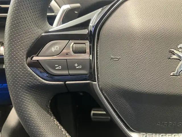プジョー ３００８ GT ハイブリッド4 熊本県 2022(令4)年 4万km グレーⅡ ・スマートキー/・プッシュスタート/・パノラマサンルーフ/・アクティブセーフティブレーキ/・トラフィックサインインフォメーション/・疲労検知/・アダプティブライト/・インテリジェントハイビーム/・パーキングセンサー/・パーキングアシスト/・ブラインドスポットモニター/・ハーフレザーシート /・D席パワーシート/・前席シートヒーター /・純正メモリナビ/　【Bluetooth・USB・AppleCarPlay・AndroidAuto】/・フルセグTV/・全方位カメラ/・左サイドカメラ/・ETC/・ドライブレコーダー(前後録画)/・パワーバックドア/・LEDヘッドランプ/・純正マット/・パワーバックドア