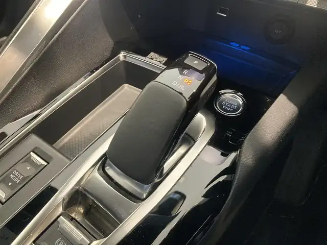 プジョー ３００８ GT ハイブリッド4 熊本県 2022(令4)年 4万km グレーⅡ ・スマートキー/・プッシュスタート/・パノラマサンルーフ/・アクティブセーフティブレーキ/・トラフィックサインインフォメーション/・疲労検知/・アダプティブライト/・インテリジェントハイビーム/・パーキングセンサー/・パーキングアシスト/・ブラインドスポットモニター/・ハーフレザーシート /・D席パワーシート/・前席シートヒーター /・純正メモリナビ/　【Bluetooth・USB・AppleCarPlay・AndroidAuto】/・フルセグTV/・全方位カメラ/・左サイドカメラ/・ETC/・ドライブレコーダー(前後録画)/・パワーバックドア/・LEDヘッドランプ/・純正マット/・パワーバックドア
