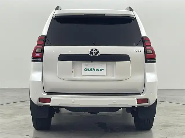 トヨタ ランドクルーザー プラド TX Lパッケージ マットブラED 福岡県 2023(令5)年 2.5万km ホワイトパールクリスタルシャイン ワンオーナー　/７人乗り　/サンルーフ　/ルーフレール　/社外８型ディスプレイオーディオ　/バックカメラ　/ビルトインＥＴＣ　/前方ドライブレコーダー　/レーダークルーズコントロール　/コーナーセンサー　/衝突被害軽減ブレーキ　/レーンキープ　/アクセル踏み間違い防止　/先行車発進お知らせ　/ＭＴモード付き　/寒冷地仕様　/ベージュ本革シート　/パワーシート　/ベンチレーション／シートヒーター　/ＬＥＤヘッドライト