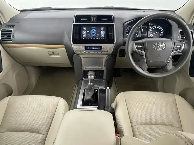 トヨタ ランドクルーザー プラド TX Lパッケージ マットブラED 福岡県 2023(令5)年 2.5万km ホワイトパールクリスタルシャイン ワンオーナー　/７人乗り　/サンルーフ　/ルーフレール　/社外８型ディスプレイオーディオ　/バックカメラ　/ビルトインＥＴＣ　/前方ドライブレコーダー　/レーダークルーズコントロール　/コーナーセンサー　/衝突被害軽減ブレーキ　/レーンキープ　/アクセル踏み間違い防止　/先行車発進お知らせ　/ＭＴモード付き　/寒冷地仕様　/ベージュ本革シート　/パワーシート　/ベンチレーション／シートヒーター　/ＬＥＤヘッドライト