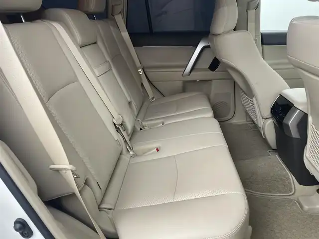 トヨタ ランドクルーザー プラド TX Lパッケージ マットブラED 福岡県 2023(令5)年 2.5万km ホワイトパールクリスタルシャイン ワンオーナー　/７人乗り　/サンルーフ　/ルーフレール　/社外８型ディスプレイオーディオ　/バックカメラ　/ビルトインＥＴＣ　/前方ドライブレコーダー　/レーダークルーズコントロール　/コーナーセンサー　/衝突被害軽減ブレーキ　/レーンキープ　/アクセル踏み間違い防止　/先行車発進お知らせ　/ＭＴモード付き　/寒冷地仕様　/ベージュ本革シート　/パワーシート　/ベンチレーション／シートヒーター　/ＬＥＤヘッドライト