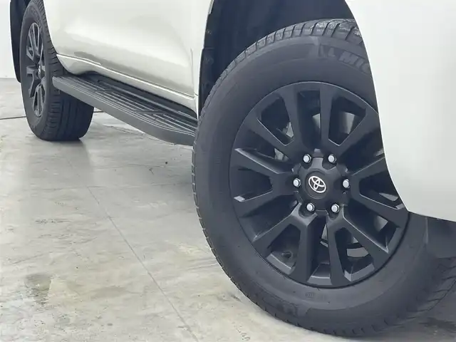 トヨタ ランドクルーザー プラド TX Lパッケージ マットブラED 福岡県 2023(令5)年 2.5万km ホワイトパールクリスタルシャイン ワンオーナー　/７人乗り　/サンルーフ　/ルーフレール　/社外８型ディスプレイオーディオ　/バックカメラ　/ビルトインＥＴＣ　/前方ドライブレコーダー　/レーダークルーズコントロール　/コーナーセンサー　/衝突被害軽減ブレーキ　/レーンキープ　/アクセル踏み間違い防止　/先行車発進お知らせ　/ＭＴモード付き　/寒冷地仕様　/ベージュ本革シート　/パワーシート　/ベンチレーション／シートヒーター　/ＬＥＤヘッドライト