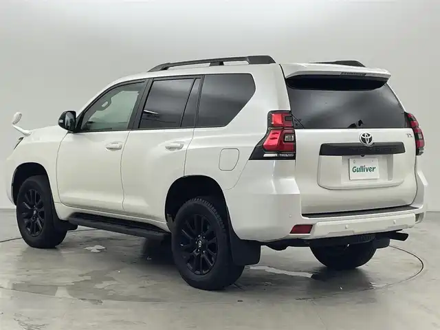 トヨタ ランドクルーザー プラド TX Lパッケージ マットブラED 福岡県 2023(令5)年 2.5万km ホワイトパールクリスタルシャイン ワンオーナー　/７人乗り　/サンルーフ　/ルーフレール　/社外８型ディスプレイオーディオ　/バックカメラ　/ビルトインＥＴＣ　/前方ドライブレコーダー　/レーダークルーズコントロール　/コーナーセンサー　/衝突被害軽減ブレーキ　/レーンキープ　/アクセル踏み間違い防止　/先行車発進お知らせ　/ＭＴモード付き　/寒冷地仕様　/ベージュ本革シート　/パワーシート　/ベンチレーション／シートヒーター　/ＬＥＤヘッドライト