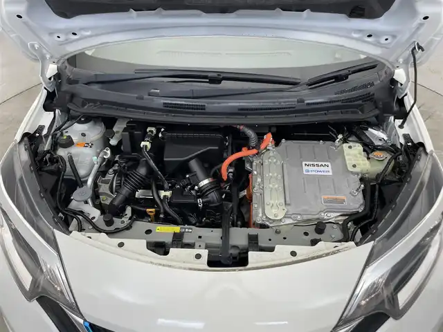 日産 ノート e－パワー X 滋賀県 2018(平30)年 2.2万km ブリリアントホワイトパール 純正7インチナビ/【Bluetooth/CD/DVD/フルセグTV/AUX/SD】/全方位カメラ/レーンキープアシスト/衝突軽減ブレーキ/クリアランスソナー/オートライト/オートマチックハイビーム/ETC/前方ドライブレコーダー/デジタルインナーミラー/純正フロアマット/ドアバイザー/プッシュスタート/スマートキー/ステアリングリモコン