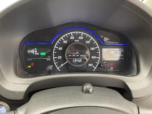 日産 ノート e－パワー X 滋賀県 2018(平30)年 2.2万km ブリリアントホワイトパール 純正7インチナビ/【Bluetooth/CD/DVD/フルセグTV/AUX/SD】/全方位カメラ/レーンキープアシスト/衝突軽減ブレーキ/クリアランスソナー/オートライト/オートマチックハイビーム/ETC/前方ドライブレコーダー/デジタルインナーミラー/純正フロアマット/ドアバイザー/プッシュスタート/スマートキー/ステアリングリモコン