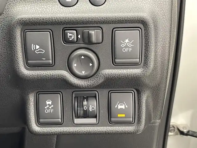 日産 ノート e－パワー X 滋賀県 2018(平30)年 2.2万km ブリリアントホワイトパール 純正7インチナビ/【Bluetooth/CD/DVD/フルセグTV/AUX/SD】/全方位カメラ/レーンキープアシスト/衝突軽減ブレーキ/クリアランスソナー/オートライト/オートマチックハイビーム/ETC/前方ドライブレコーダー/デジタルインナーミラー/純正フロアマット/ドアバイザー/プッシュスタート/スマートキー/ステアリングリモコン