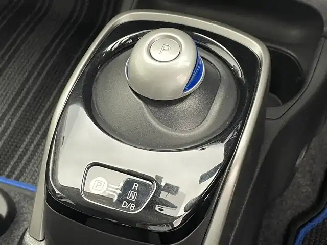 日産 ノート e－パワー X 滋賀県 2018(平30)年 2.2万km ブリリアントホワイトパール 純正7インチナビ/【Bluetooth/CD/DVD/フルセグTV/AUX/SD】/全方位カメラ/レーンキープアシスト/衝突軽減ブレーキ/クリアランスソナー/オートライト/オートマチックハイビーム/ETC/前方ドライブレコーダー/デジタルインナーミラー/純正フロアマット/ドアバイザー/プッシュスタート/スマートキー/ステアリングリモコン