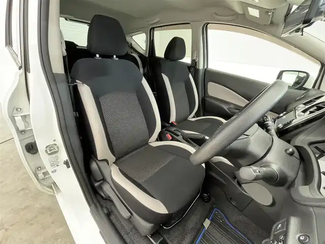 日産 ノート e－パワー X 滋賀県 2018(平30)年 2.2万km ブリリアントホワイトパール 純正7インチナビ/【Bluetooth/CD/DVD/フルセグTV/AUX/SD】/全方位カメラ/レーンキープアシスト/衝突軽減ブレーキ/クリアランスソナー/オートライト/オートマチックハイビーム/ETC/前方ドライブレコーダー/デジタルインナーミラー/純正フロアマット/ドアバイザー/プッシュスタート/スマートキー/ステアリングリモコン