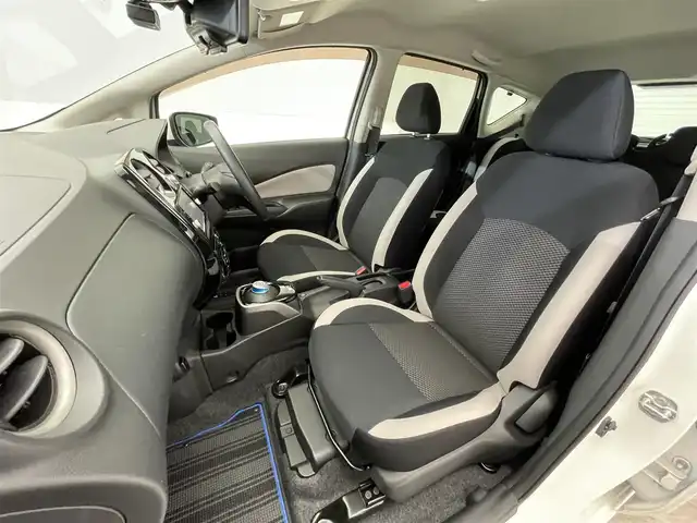 日産 ノート e－パワー X 滋賀県 2018(平30)年 2.2万km ブリリアントホワイトパール 純正7インチナビ/【Bluetooth/CD/DVD/フルセグTV/AUX/SD】/全方位カメラ/レーンキープアシスト/衝突軽減ブレーキ/クリアランスソナー/オートライト/オートマチックハイビーム/ETC/前方ドライブレコーダー/デジタルインナーミラー/純正フロアマット/ドアバイザー/プッシュスタート/スマートキー/ステアリングリモコン