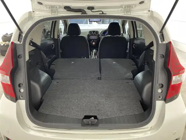 日産 ノート e－パワー X 滋賀県 2018(平30)年 2.2万km ブリリアントホワイトパール 純正7インチナビ/【Bluetooth/CD/DVD/フルセグTV/AUX/SD】/全方位カメラ/レーンキープアシスト/衝突軽減ブレーキ/クリアランスソナー/オートライト/オートマチックハイビーム/ETC/前方ドライブレコーダー/デジタルインナーミラー/純正フロアマット/ドアバイザー/プッシュスタート/スマートキー/ステアリングリモコン