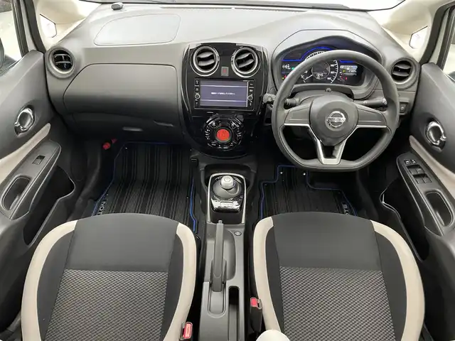 日産 ノート e－パワー X 滋賀県 2018(平30)年 2.2万km ブリリアントホワイトパール 純正7インチナビ/【Bluetooth/CD/DVD/フルセグTV/AUX/SD】/全方位カメラ/レーンキープアシスト/衝突軽減ブレーキ/クリアランスソナー/オートライト/オートマチックハイビーム/ETC/前方ドライブレコーダー/デジタルインナーミラー/純正フロアマット/ドアバイザー/プッシュスタート/スマートキー/ステアリングリモコン