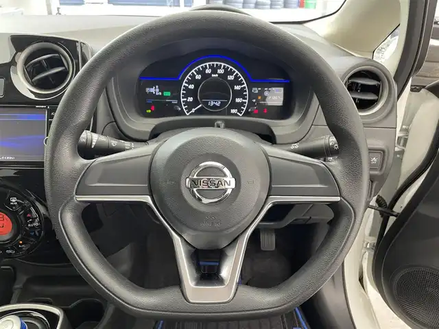 日産 ノート e－パワー X 滋賀県 2018(平30)年 2.2万km ブリリアントホワイトパール 純正7インチナビ/【Bluetooth/CD/DVD/フルセグTV/AUX/SD】/全方位カメラ/レーンキープアシスト/衝突軽減ブレーキ/クリアランスソナー/オートライト/オートマチックハイビーム/ETC/前方ドライブレコーダー/デジタルインナーミラー/純正フロアマット/ドアバイザー/プッシュスタート/スマートキー/ステアリングリモコン