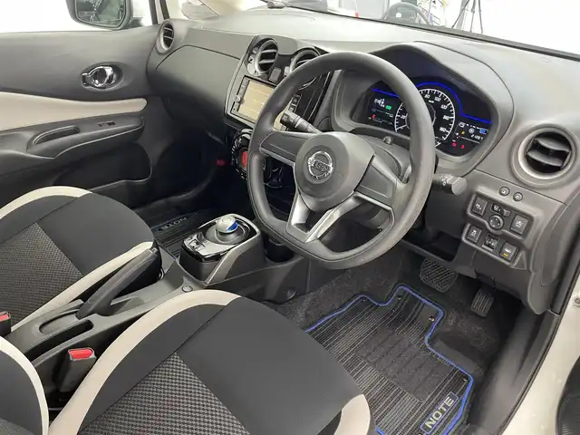 日産 ノート e－パワー X 滋賀県 2018(平30)年 2.2万km ブリリアントホワイトパール 純正7インチナビ/【Bluetooth/CD/DVD/フルセグTV/AUX/SD】/全方位カメラ/レーンキープアシスト/衝突軽減ブレーキ/クリアランスソナー/オートライト/オートマチックハイビーム/ETC/前方ドライブレコーダー/デジタルインナーミラー/純正フロアマット/ドアバイザー/プッシュスタート/スマートキー/ステアリングリモコン