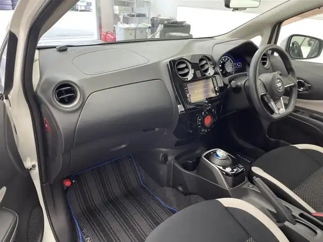 日産 ノート e－パワー X 滋賀県 2018(平30)年 2.2万km ブリリアントホワイトパール 純正7インチナビ/【Bluetooth/CD/DVD/フルセグTV/AUX/SD】/全方位カメラ/レーンキープアシスト/衝突軽減ブレーキ/クリアランスソナー/オートライト/オートマチックハイビーム/ETC/前方ドライブレコーダー/デジタルインナーミラー/純正フロアマット/ドアバイザー/プッシュスタート/スマートキー/ステアリングリモコン