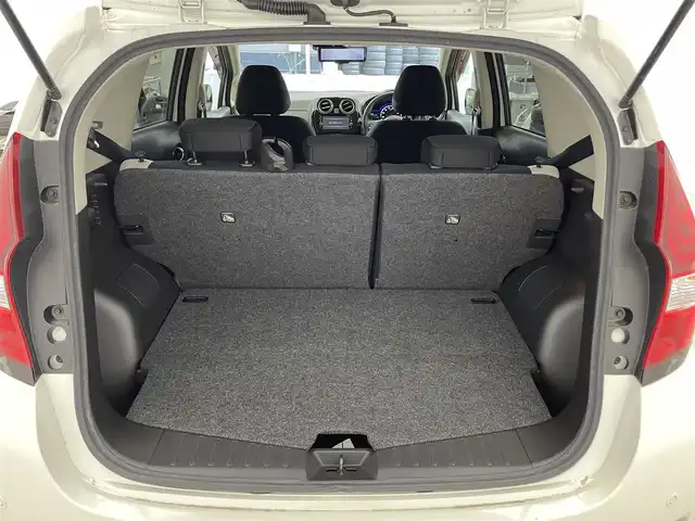 日産 ノート e－パワー X 滋賀県 2018(平30)年 2.2万km ブリリアントホワイトパール 純正7インチナビ/【Bluetooth/CD/DVD/フルセグTV/AUX/SD】/全方位カメラ/レーンキープアシスト/衝突軽減ブレーキ/クリアランスソナー/オートライト/オートマチックハイビーム/ETC/前方ドライブレコーダー/デジタルインナーミラー/純正フロアマット/ドアバイザー/プッシュスタート/スマートキー/ステアリングリモコン