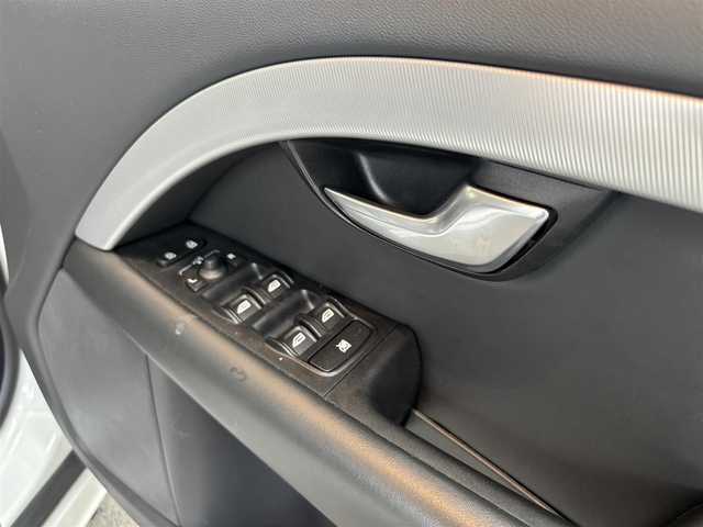 ボルボ Ｖ７０ 2．5T  R－DESIGN 宮城県 2009(平21)年 3.4万km 白 ワンオーナー/純正HDDナビ/レザーシート/D/N席パワーシート/HIDヘッドライト/オートライト/ステアリングスイッチ/パワーリアゲート/ウインカーミラー/ETC/新車時保証書/取扱説明書