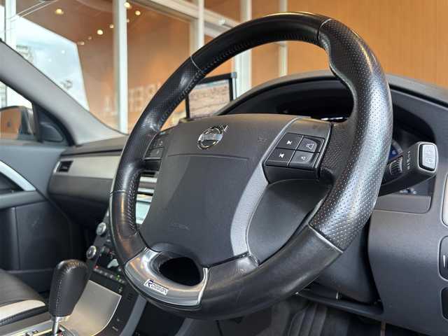ボルボ Ｖ７０ 2．5T  R－DESIGN 宮城県 2009(平21)年 3.4万km 白 ワンオーナー/純正HDDナビ/レザーシート/D/N席パワーシート/HIDヘッドライト/オートライト/ステアリングスイッチ/パワーリアゲート/ウインカーミラー/ETC/新車時保証書/取扱説明書