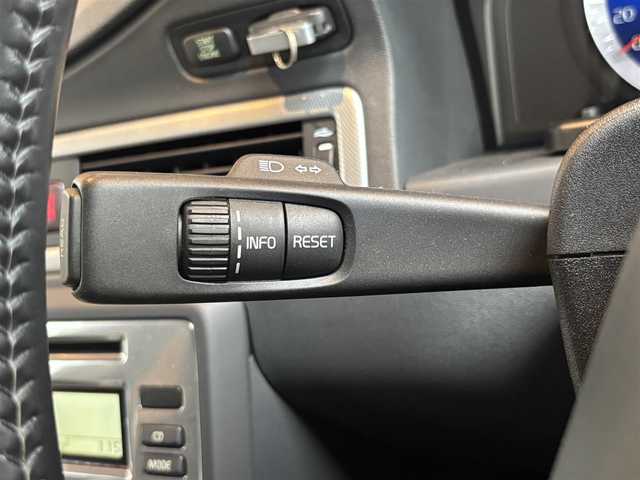 ボルボ Ｖ７０ 2．5T  R－DESIGN 宮城県 2009(平21)年 3.4万km 白 ワンオーナー/純正HDDナビ/レザーシート/D/N席パワーシート/HIDヘッドライト/オートライト/ステアリングスイッチ/パワーリアゲート/ウインカーミラー/ETC/新車時保証書/取扱説明書