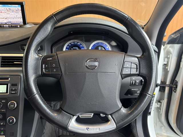 ボルボ Ｖ７０ 2．5T  R－DESIGN 宮城県 2009(平21)年 3.4万km 白 ワンオーナー/純正HDDナビ/レザーシート/D/N席パワーシート/HIDヘッドライト/オートライト/ステアリングスイッチ/パワーリアゲート/ウインカーミラー/ETC/新車時保証書/取扱説明書