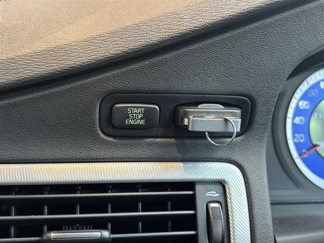 ボルボ Ｖ７０ 2．5T  R－DESIGN 宮城県 2009(平21)年 3.4万km 白 ワンオーナー/純正HDDナビ/レザーシート/D/N席パワーシート/HIDヘッドライト/オートライト/ステアリングスイッチ/パワーリアゲート/ウインカーミラー/ETC/新車時保証書/取扱説明書