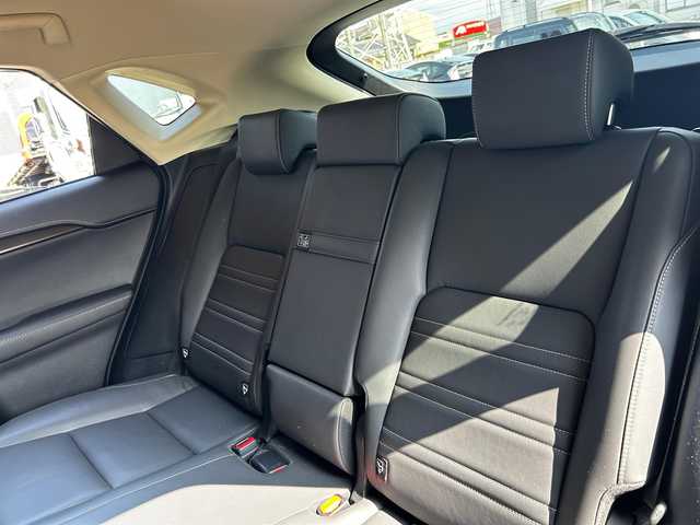 レクサス ＮＸ 300h Iパッケージ 富山県 2014(平26)年 7.5万km 茶Ⅱ 純正ナビ/フルセグTV/AM/FMラジオ/Bluetooth接続/DVD再生/バックカメラ/アイドリングストップ/黒革シート/D/N席シートヒーター/D席メモリシート/ステアリングヒーター/ACC/プリクラッシュ/前後ドラレコ/後席コンセント