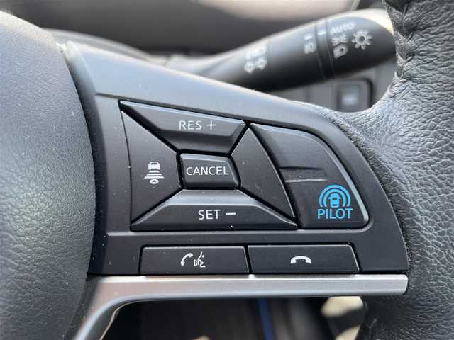 日産 セレナ e－パワー ハイウェイスター V 熊本県 2021(令3)年 2.5万km ブリリアントホワイトパール 2トーン ワンオーナー/純正ナビ/・AM/FM/CD/DVD/BD/USB/HDMI/iPod/BT/・フルセグTV/360°セーフティアシスト/・プロパイロット/・エマージェンシーブレーキ/・後側方衝突防止支援システム/・後側方車両検知警報/・車線逸脱警報/・車線逸脱防止支援システム/・ふらつき警報/・速度標識認識システム/・道路標識認識システム/・ブラインドスポットモニター/前後コーナーセンサー/革巻きステアリング/・ステアリングリモコン/純正ドライブレコーダー【前後】（DJ4-D）/インテリジェントルームミラー/電動格納ミラー/・ウィンカーミラー/オートライト/・LEDライト/・フォグランプ/ETC/電動サイドブレーキ/・ホールドボタン/純正ドアバイザー/純正フロアマット/純正アルミホイール/スマートキー/・スペアキー