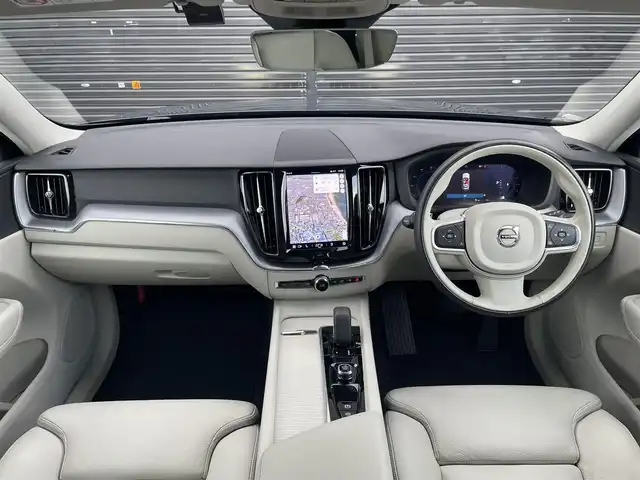 ボルボ ボルボ ＸＣ６０ B5 AWD モーメンタム 三重県 2022(令4)年 4.4万km デニムブルーメタリック Ｇｏｏｇｌｅナビ/白革シート　/クライメートＰＫＧ　/パワーシートプラスＰＫＧ　/ステアリングヒーター　/前席パワーシート　/電動リアゲート　/全方位カメラ　/インテリセーフ　/カープレイ　/純正前後ドラレコ　/純正１８ＡＷ