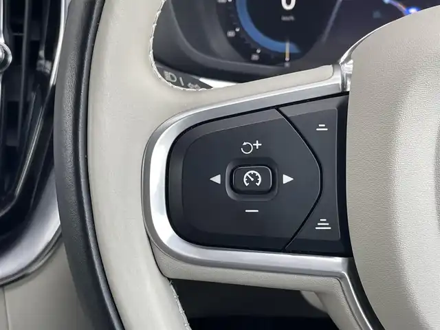 ボルボ ボルボ ＸＣ６０ B5 AWD モーメンタム 三重県 2022(令4)年 4.4万km デニムブルーメタリック Ｇｏｏｇｌｅナビ/白革シート　/クライメートＰＫＧ　/パワーシートプラスＰＫＧ　/ステアリングヒーター　/前席パワーシート　/電動リアゲート　/全方位カメラ　/インテリセーフ　/カープレイ　/純正前後ドラレコ　/純正１８ＡＷ
