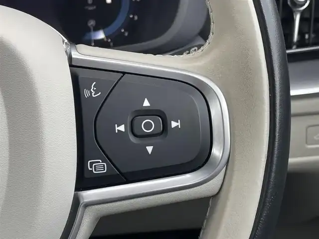 ボルボ ボルボ ＸＣ６０ B5 AWD モーメンタム 三重県 2022(令4)年 4.4万km デニムブルーメタリック Ｇｏｏｇｌｅナビ/白革シート　/クライメートＰＫＧ　/パワーシートプラスＰＫＧ　/ステアリングヒーター　/前席パワーシート　/電動リアゲート　/全方位カメラ　/インテリセーフ　/カープレイ　/純正前後ドラレコ　/純正１８ＡＷ