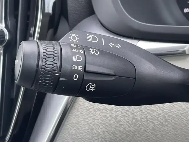 ボルボ ボルボ ＸＣ６０ B5 AWD モーメンタム 三重県 2022(令4)年 4.4万km デニムブルーメタリック Ｇｏｏｇｌｅナビ/白革シート　/クライメートＰＫＧ　/パワーシートプラスＰＫＧ　/ステアリングヒーター　/前席パワーシート　/電動リアゲート　/全方位カメラ　/インテリセーフ　/カープレイ　/純正前後ドラレコ　/純正１８ＡＷ