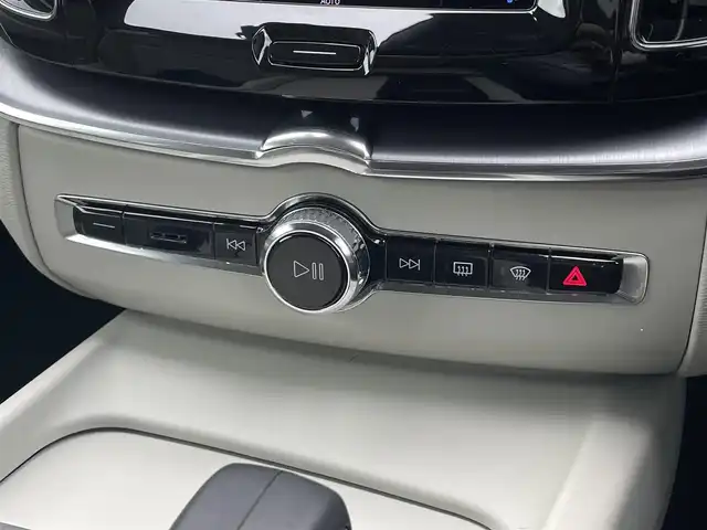 ボルボ ボルボ ＸＣ６０ B5 AWD モーメンタム 三重県 2022(令4)年 4.4万km デニムブルーメタリック Ｇｏｏｇｌｅナビ/白革シート　/クライメートＰＫＧ　/パワーシートプラスＰＫＧ　/ステアリングヒーター　/前席パワーシート　/電動リアゲート　/全方位カメラ　/インテリセーフ　/カープレイ　/純正前後ドラレコ　/純正１８ＡＷ