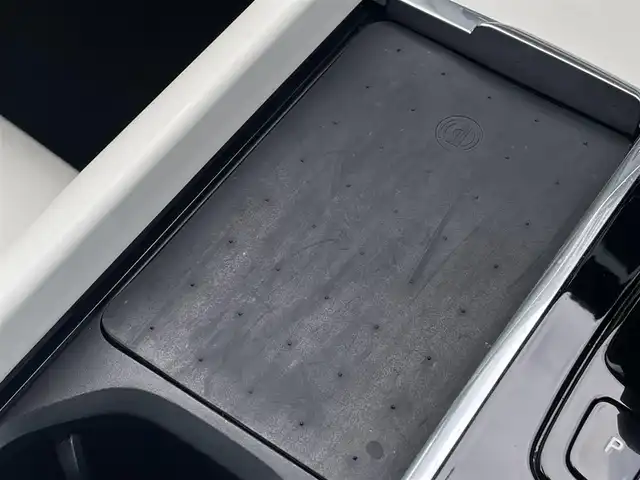 ボルボ ボルボ ＸＣ６０ B5 AWD モーメンタム 三重県 2022(令4)年 4.4万km デニムブルーメタリック Ｇｏｏｇｌｅナビ/白革シート　/クライメートＰＫＧ　/パワーシートプラスＰＫＧ　/ステアリングヒーター　/前席パワーシート　/電動リアゲート　/全方位カメラ　/インテリセーフ　/カープレイ　/純正前後ドラレコ　/純正１８ＡＷ