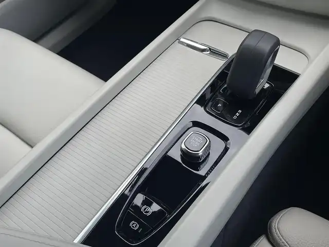 ボルボ ボルボ ＸＣ６０ B5 AWD モーメンタム 三重県 2022(令4)年 4.4万km デニムブルーメタリック Ｇｏｏｇｌｅナビ/白革シート　/クライメートＰＫＧ　/パワーシートプラスＰＫＧ　/ステアリングヒーター　/前席パワーシート　/電動リアゲート　/全方位カメラ　/インテリセーフ　/カープレイ　/純正前後ドラレコ　/純正１８ＡＷ