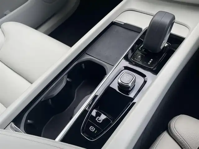 ボルボ ボルボ ＸＣ６０ B5 AWD モーメンタム 三重県 2022(令4)年 4.4万km デニムブルーメタリック Ｇｏｏｇｌｅナビ/白革シート　/クライメートＰＫＧ　/パワーシートプラスＰＫＧ　/ステアリングヒーター　/前席パワーシート　/電動リアゲート　/全方位カメラ　/インテリセーフ　/カープレイ　/純正前後ドラレコ　/純正１８ＡＷ
